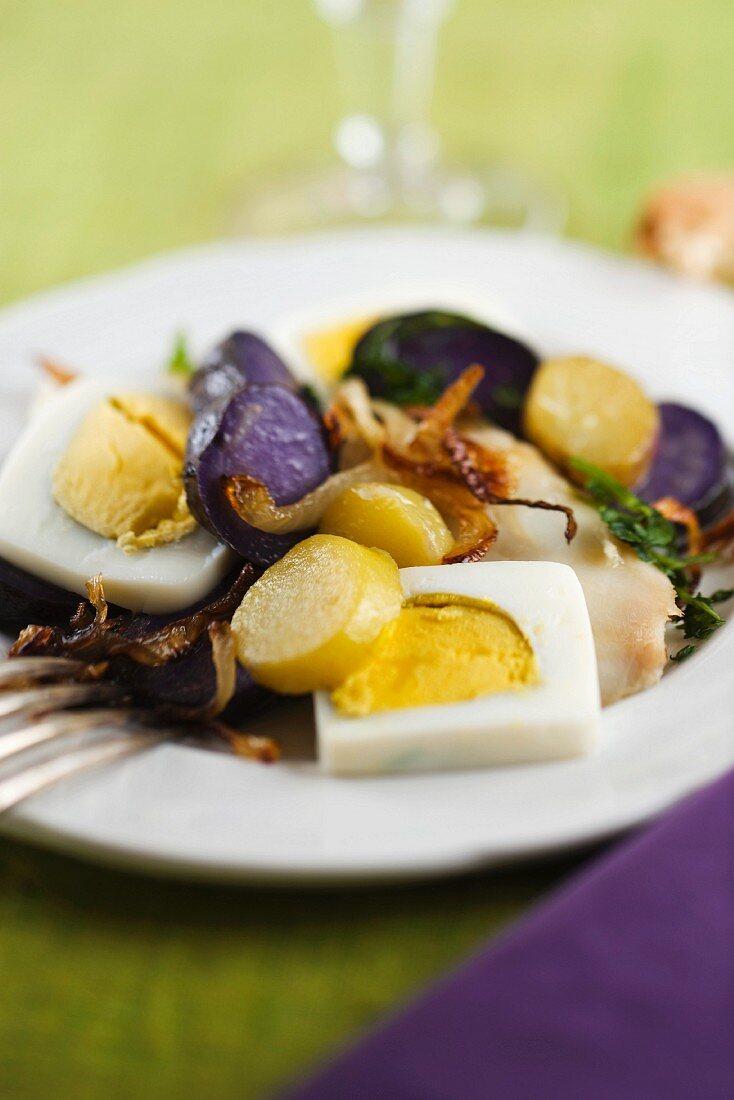 Kartoffelsalat mit Kabeljau und Ei (Spanien)