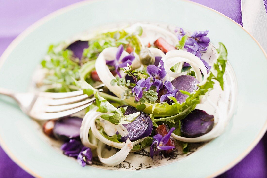 Löwenzahnsalat mit Veilchen