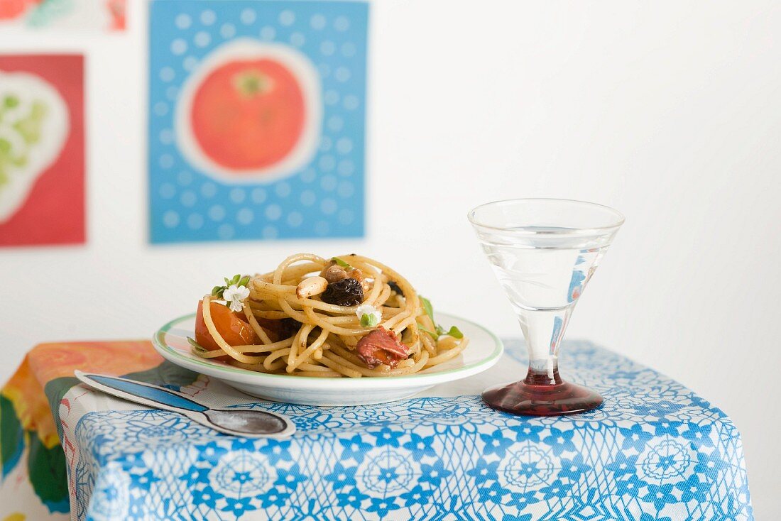 Spaghetti mit Tomaten, Nüssen und Rosinen