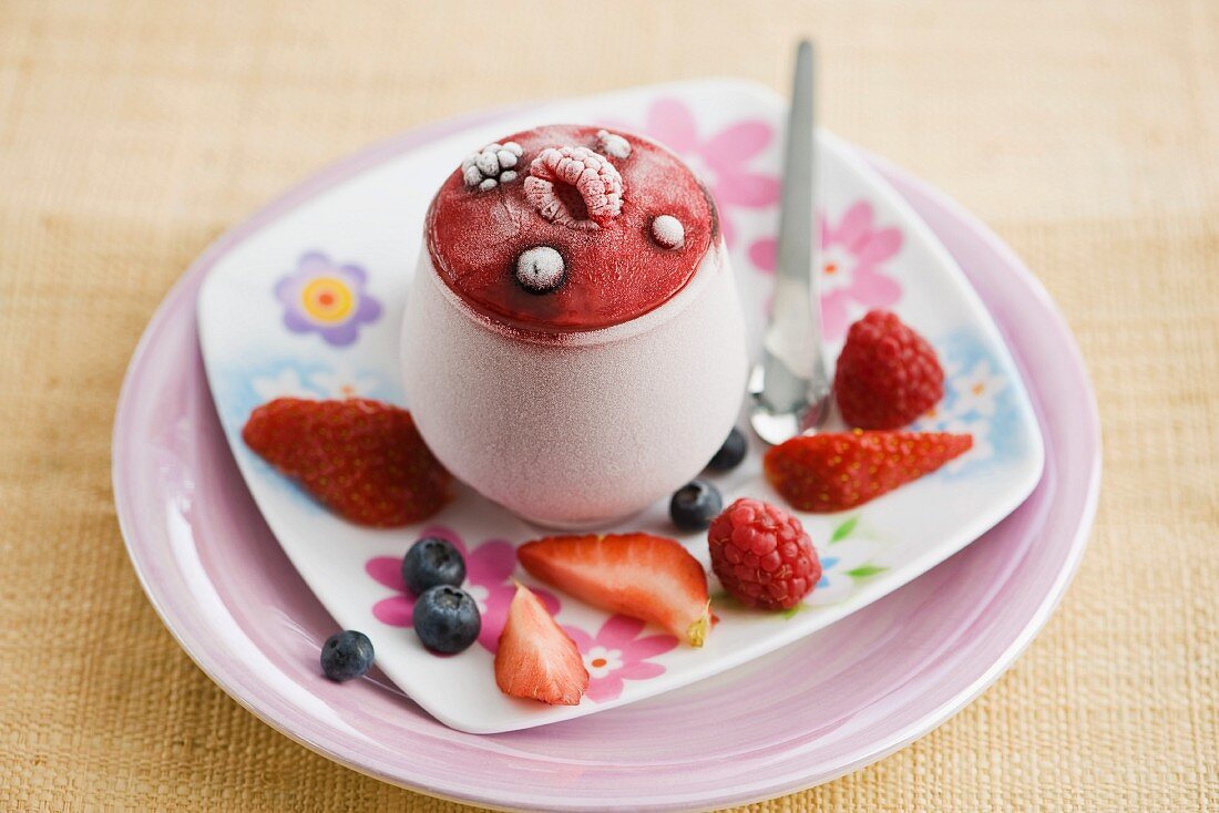 Gefrorenes Joghurt mit Beeren