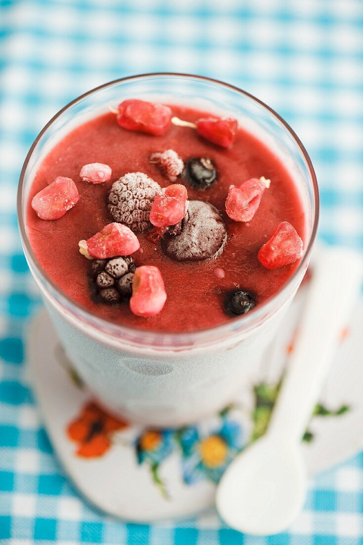 Gefrorenes Joghurt mit Beeren