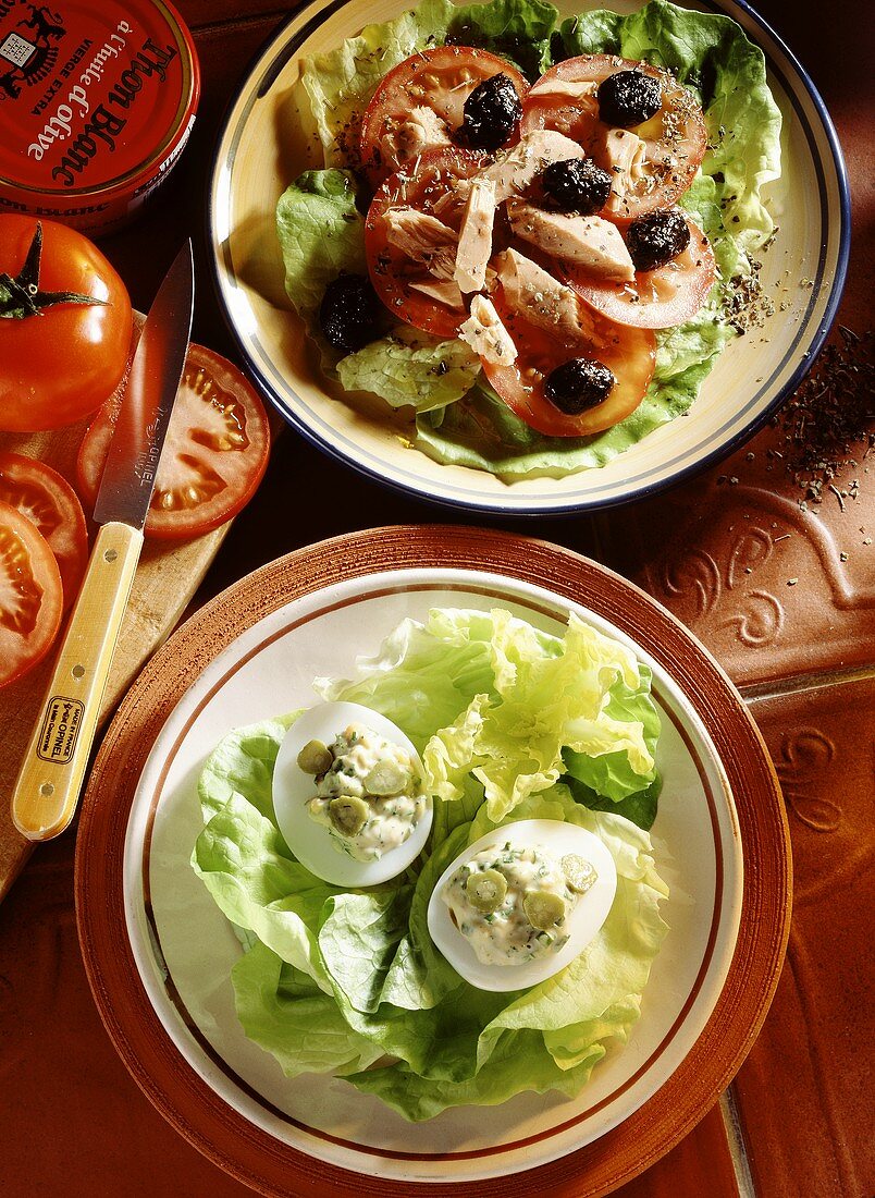 Salade nicoise (Nizza-Salat) und gefüllte Eier Gärtnerin-Art