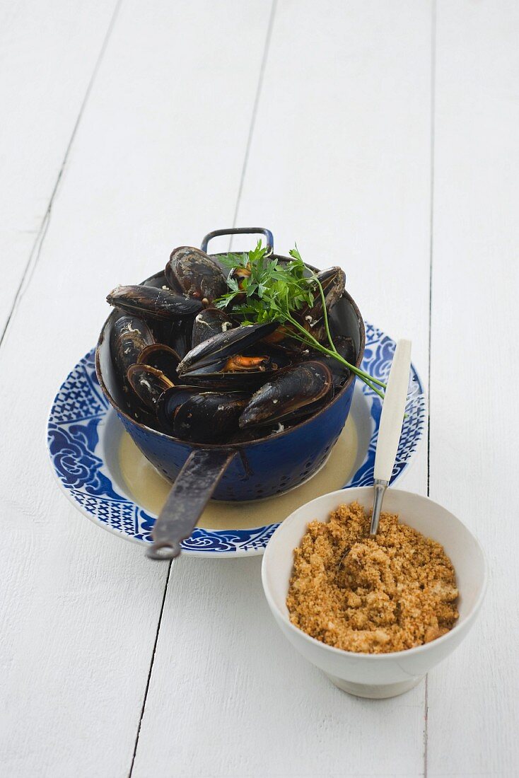 Mussels with white wine, garlic and breadcrumbs
