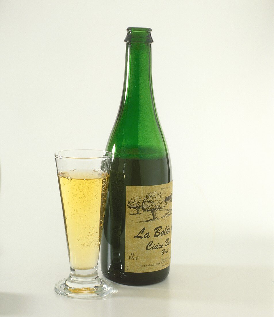 Flasche & Glas mit Cidre, dem Apfelwein aus Westfrankreich