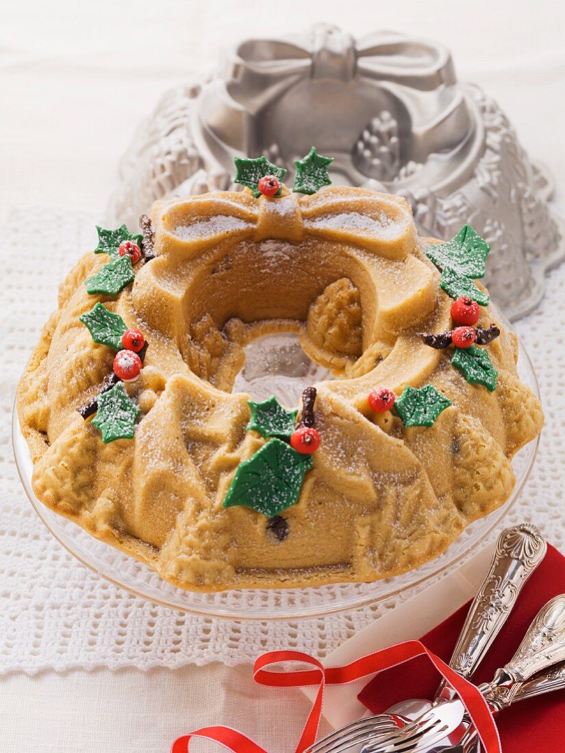 https://media01.stockfood.com/largepreviews/MzQzNjYyMTU2/11085876-A-Christmas-wreath-cake-with-the-baking-tin-in-the-background.jpg