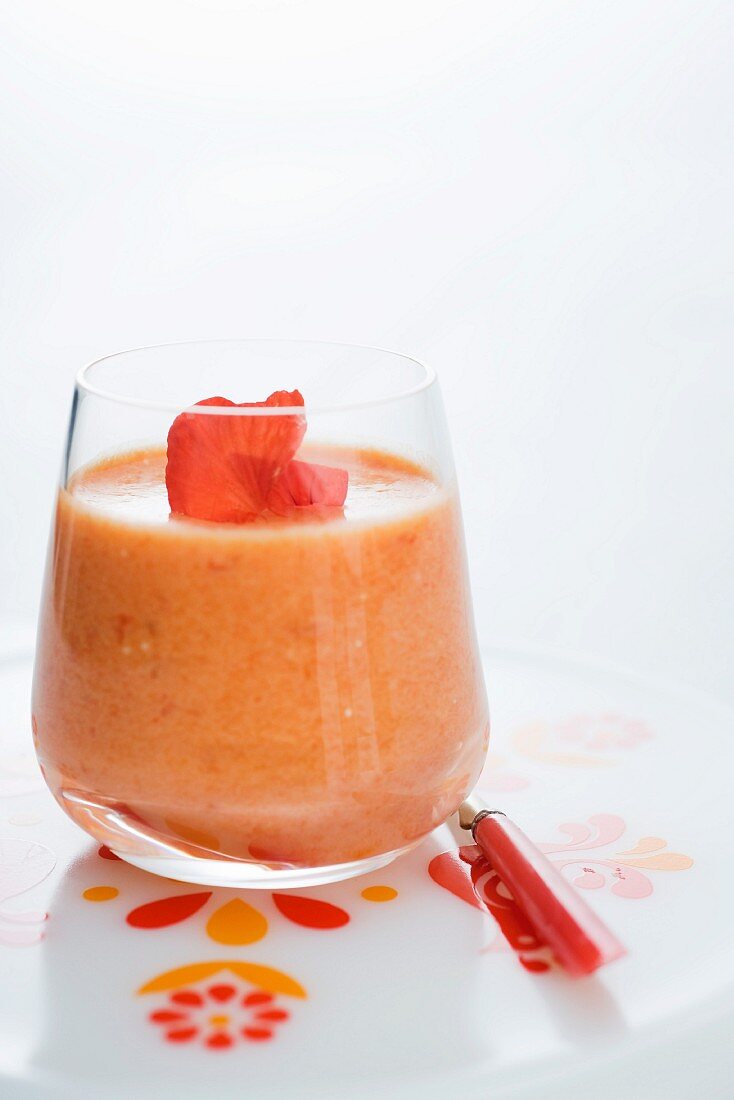 Paprika-Pannacotta mit Essblüten