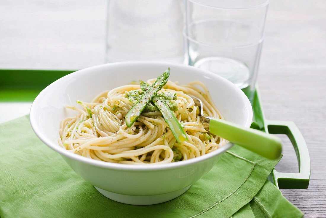 Spaghetti with asparagus pesto