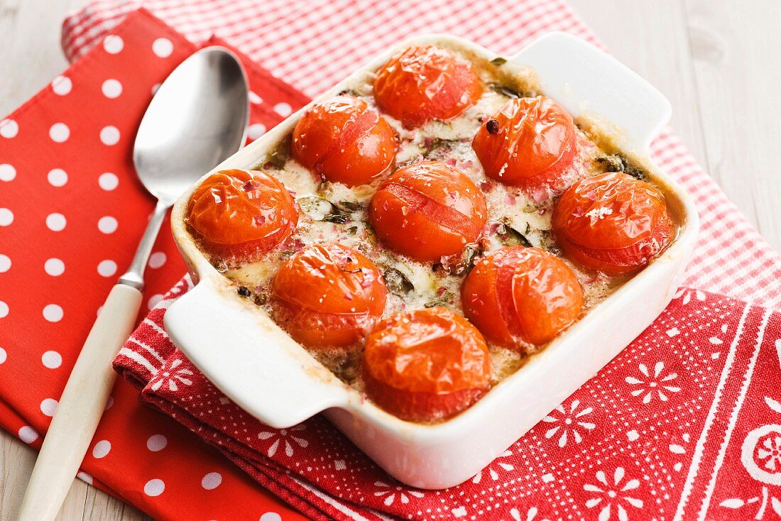 Mozzarella gratin with spinach and cherry tomatoes