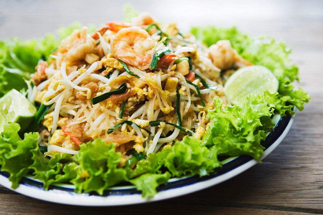 Sautéed noodles with prawns and bean sprouts (Thailand)