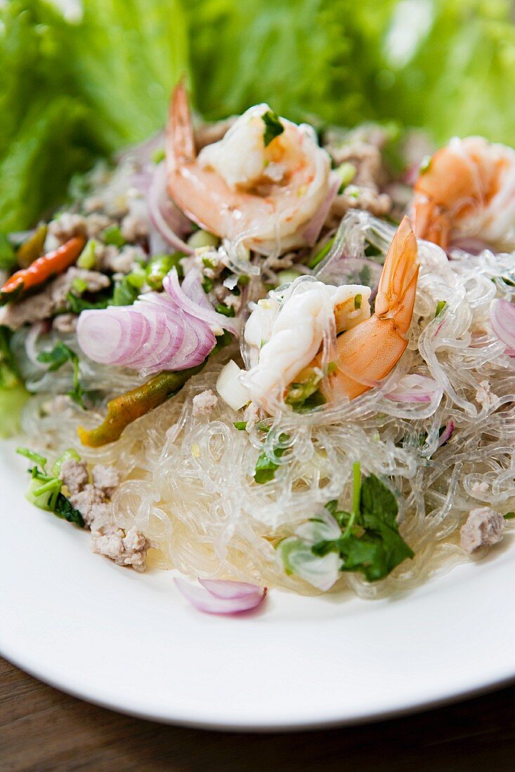 Glasnudelsalat mit Garnelen und Zwiebeln (Thailand)