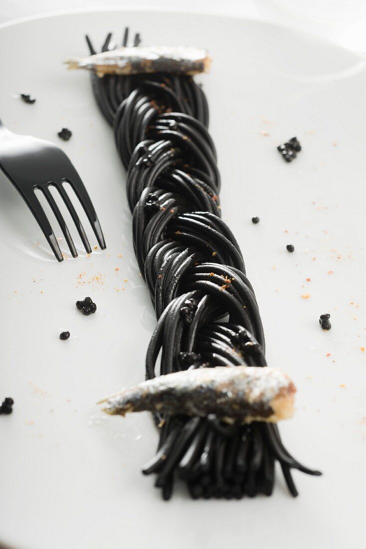 Tintenfischspaghetti-Zopf mit Sardinen und Espelette-Pfeffer