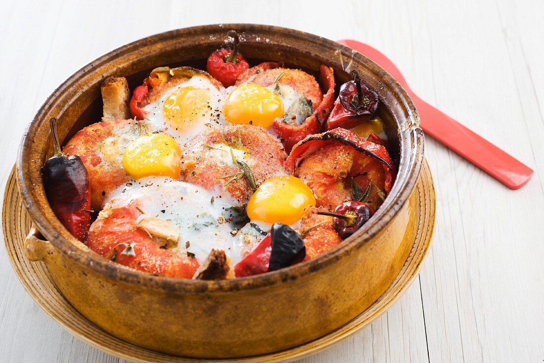 Tomato bake with peppers and fried eggs