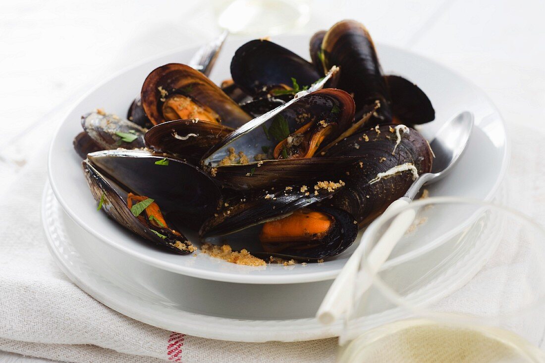 Mussels with white wine, garlic and breadcrumbs