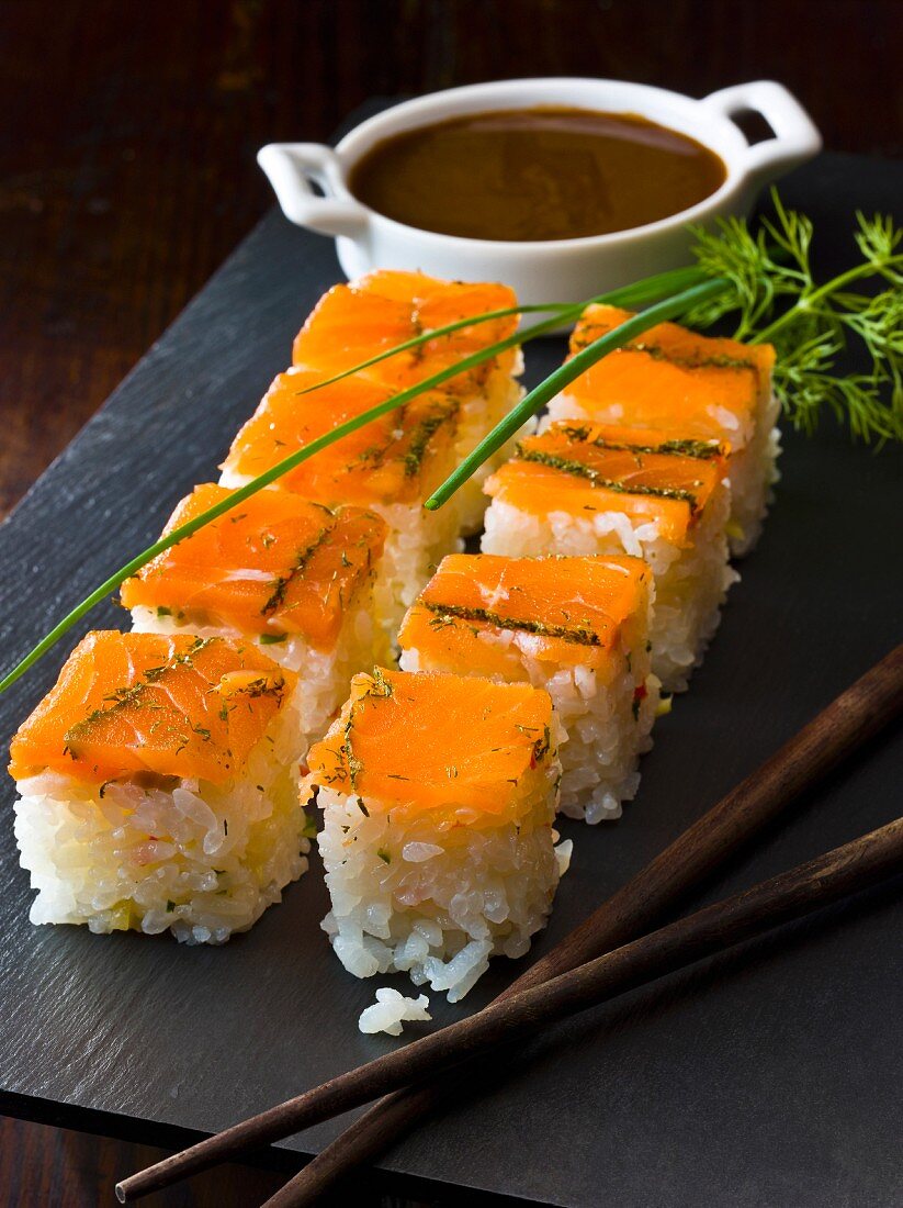 Reishäppchen mit Sashimireis, Graved Lachs und eingelegtem Ingwer, dazu Wasabisauce