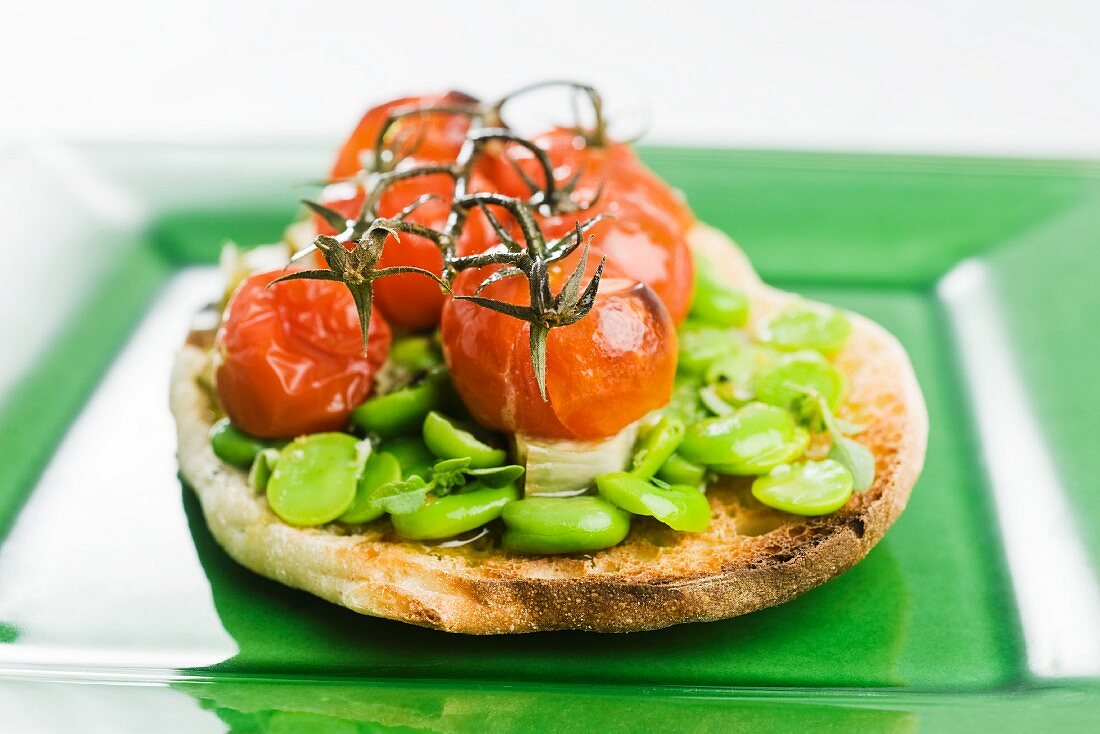 Toast mit Saubohnen und Kirschtomaten