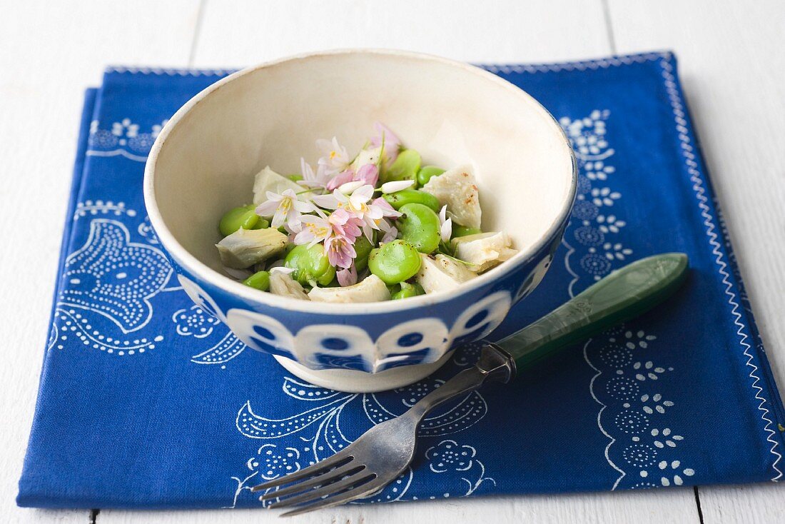 Bohnen-Artischocken-Salat mit Essblüten