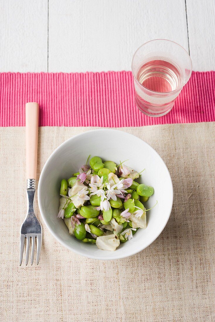Bohnen-Artischocken-Salat mit Essblüten (Draufsicht)