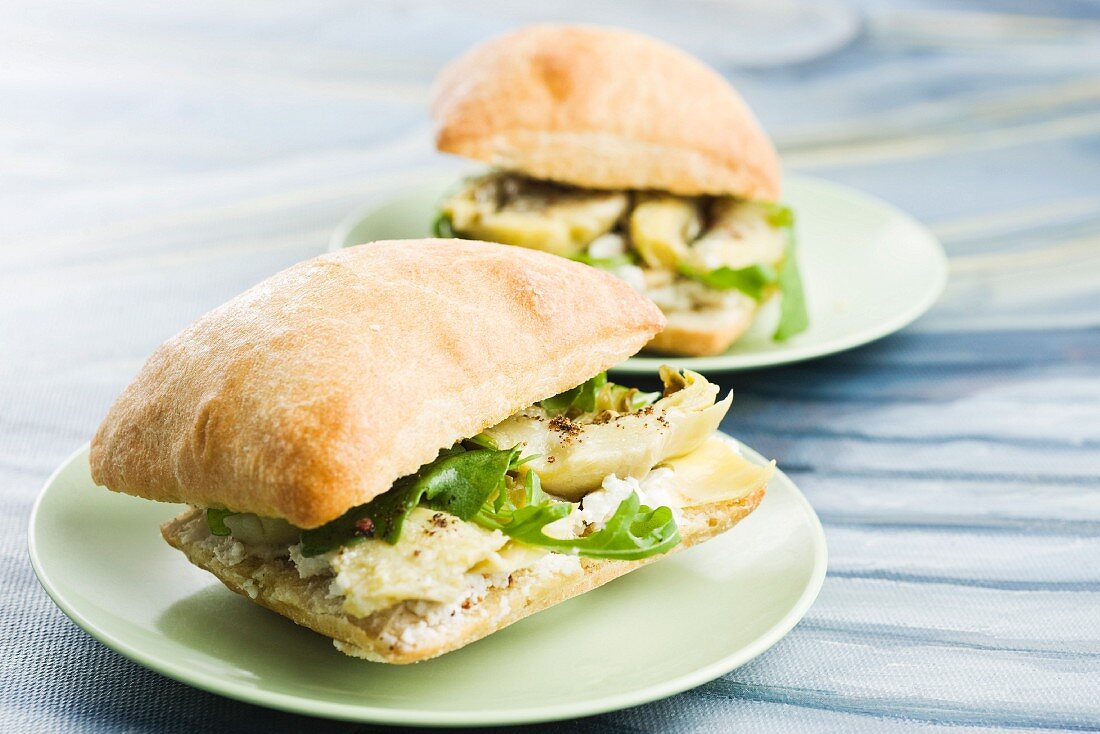 Ciabatta-Sandwiches mit marinierten Artischocken