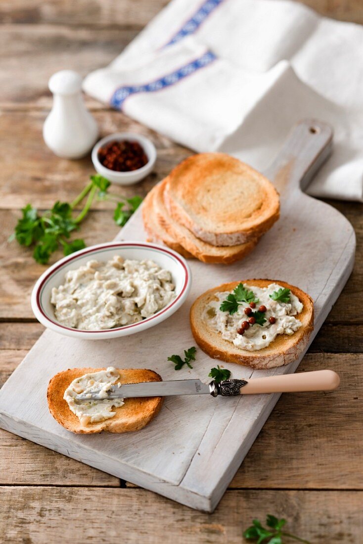 White bean spread with toasted bread (Tuscany)