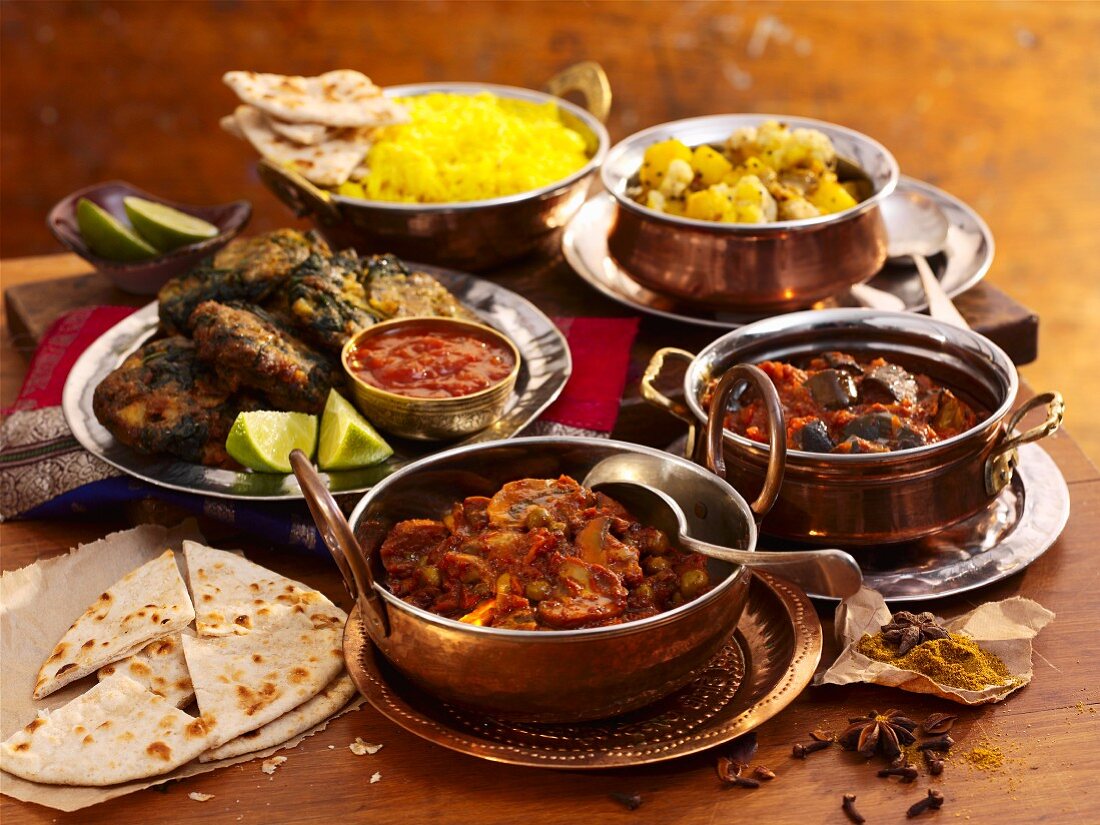 Verschiedene indische Gerichte mit Reis & Fladenbrot