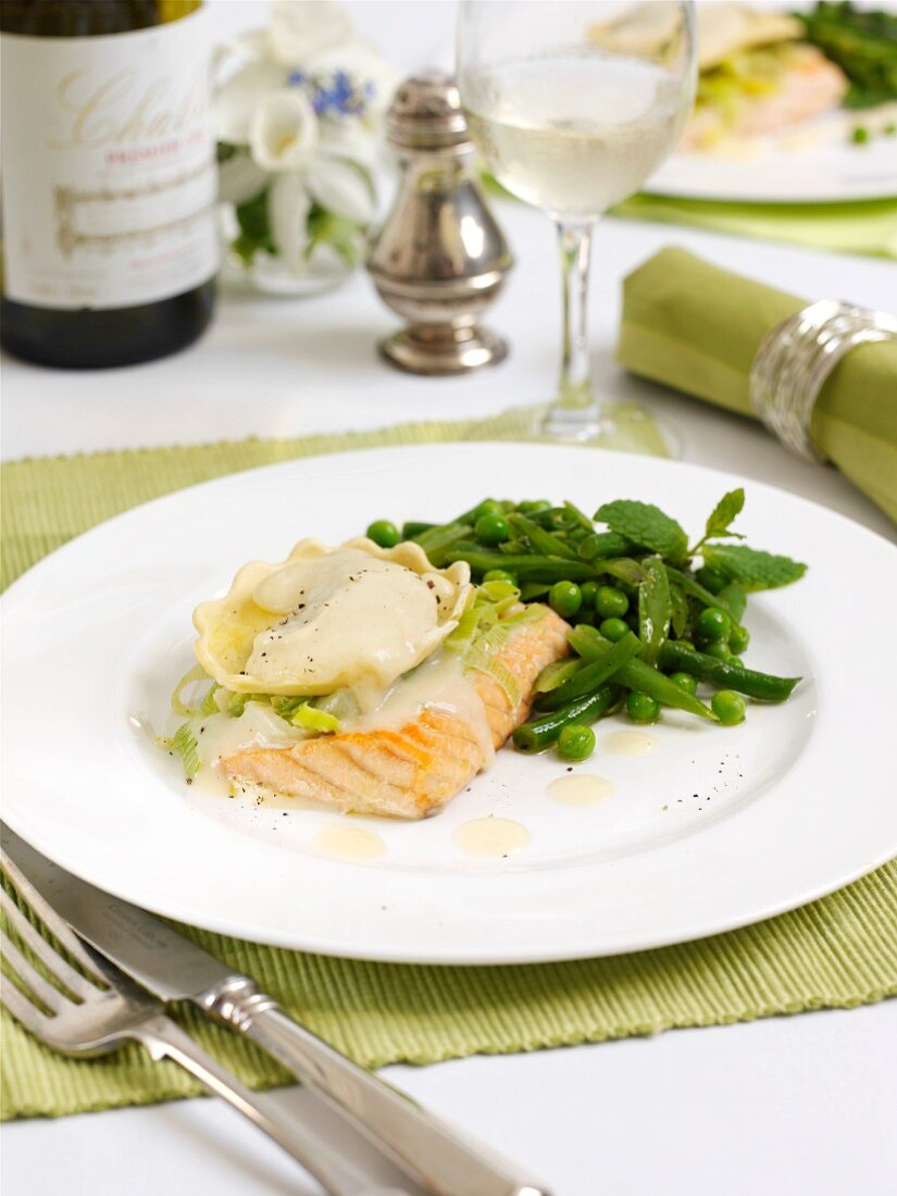 Lachfilet mit Ravioli & Gemüse