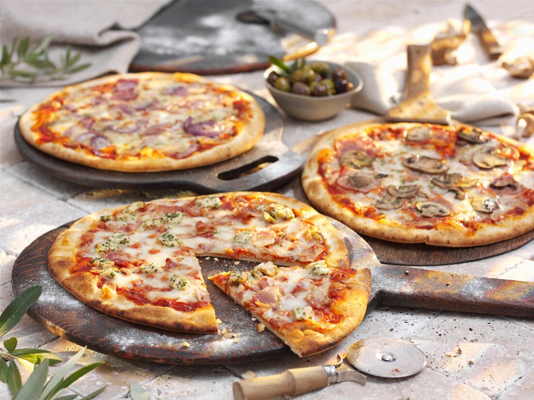 Drei verschiedene Steinofen-Pizzen