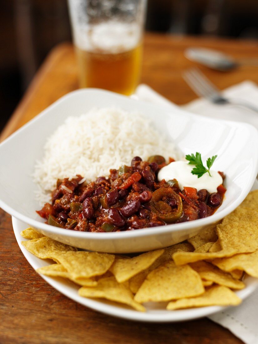 Chilli con carnes with rice and tortilla chips