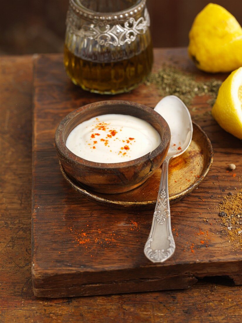 Yogurt and lemon dip with garlic