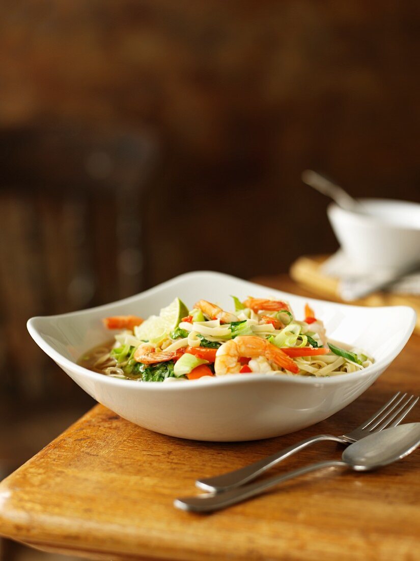 Prawns with pasta and vegetables