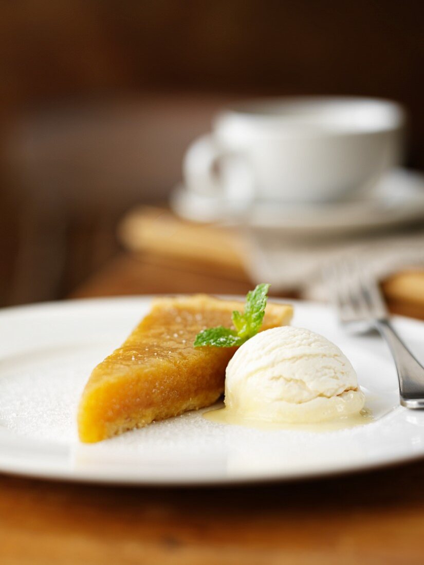 Ein Stück Treacle Tarte mit Vanilleeis (Sirupkuchen, England)