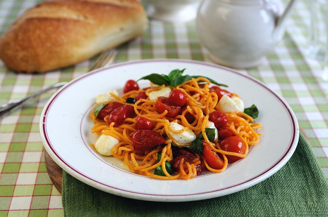 Spaghetti with cherry tomatoes, mozzarella and basil