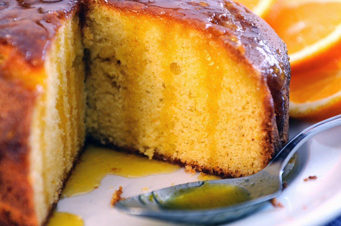 Angeschnittener Griesskuchen mit Orangensirup (Nahaufnahme)