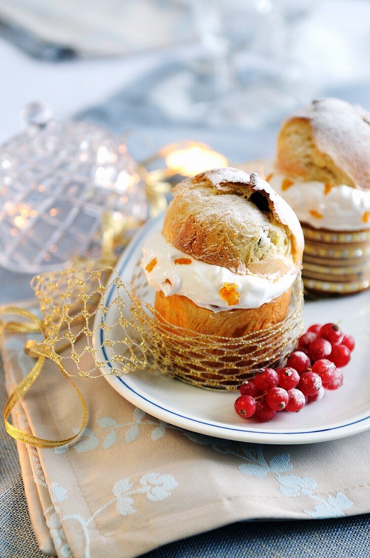 Mini-Panettone gefüllt mit Sahne & kandierten Früchten