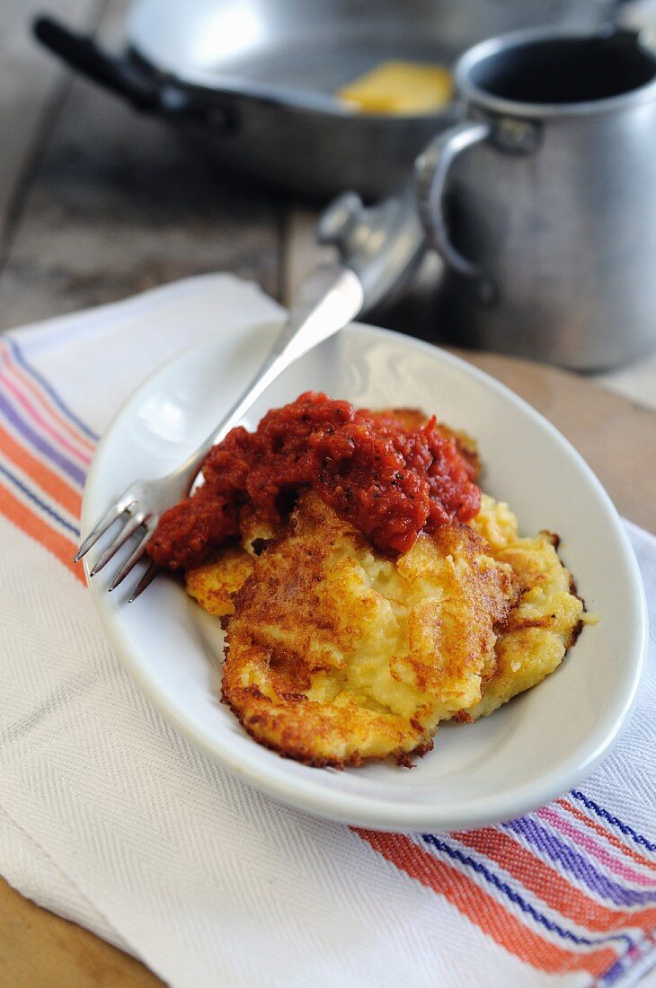 Pfannengebratene Polenta mit Kartoffeln & Tomatensauce