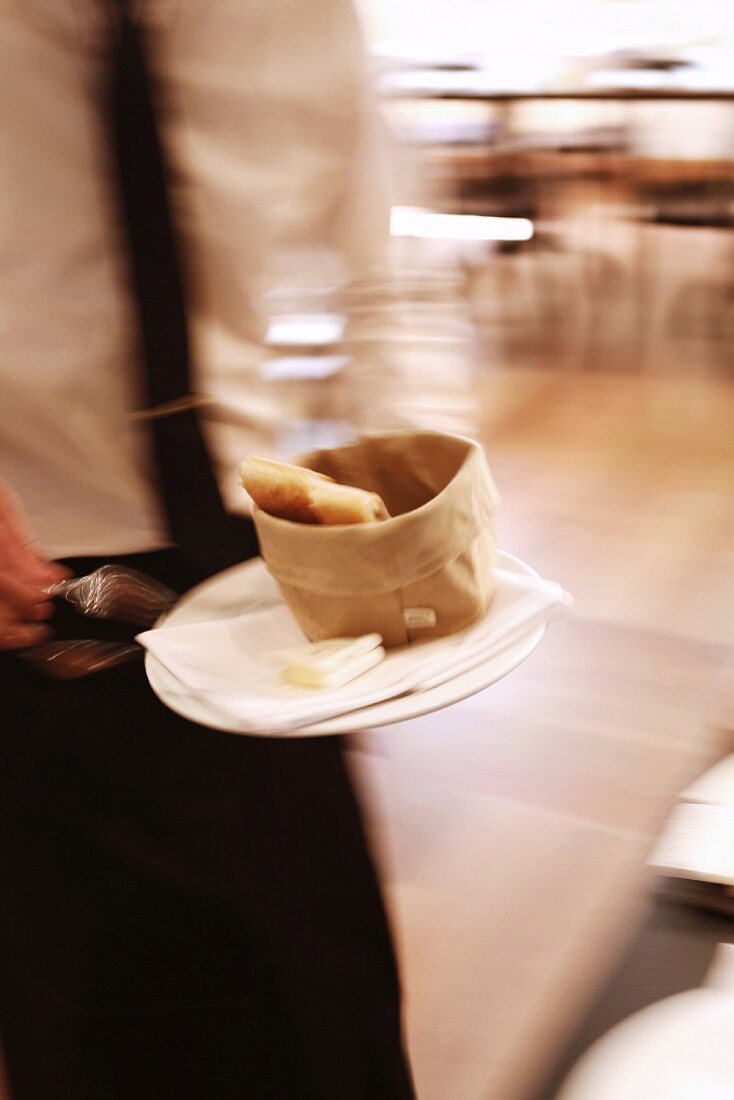Kellner serviert französisches Gebäck im Restaurant