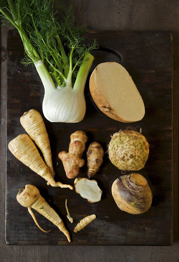 Wurzelgemüse und Fenchel auf einem Schneidebrett