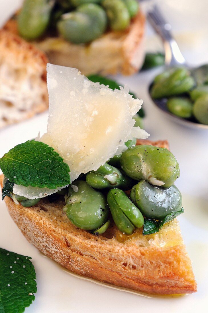 Bruschetta con le fave (toasted bread topped with broad beans, Italy)