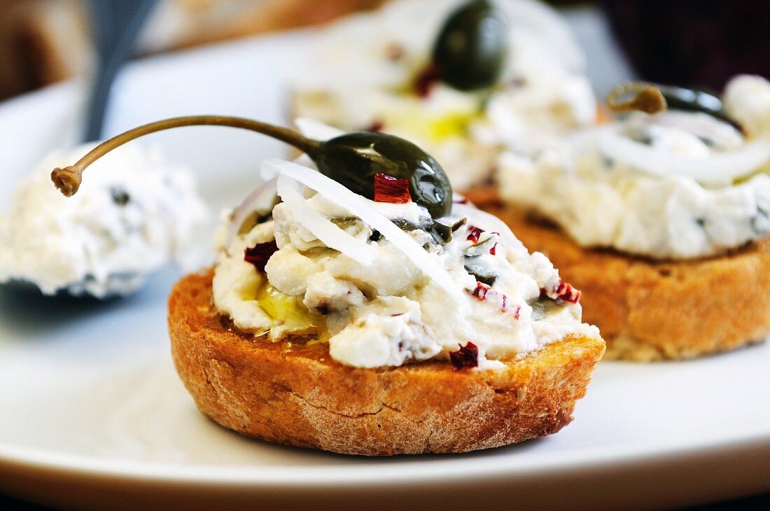 Bruschetta con la ricotta (toasted bread topped with ricotta and capers)