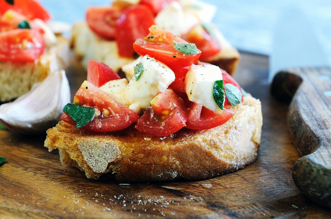 Bruschetta caprese (Röstbrot mit Tomaten & Mozzarella)