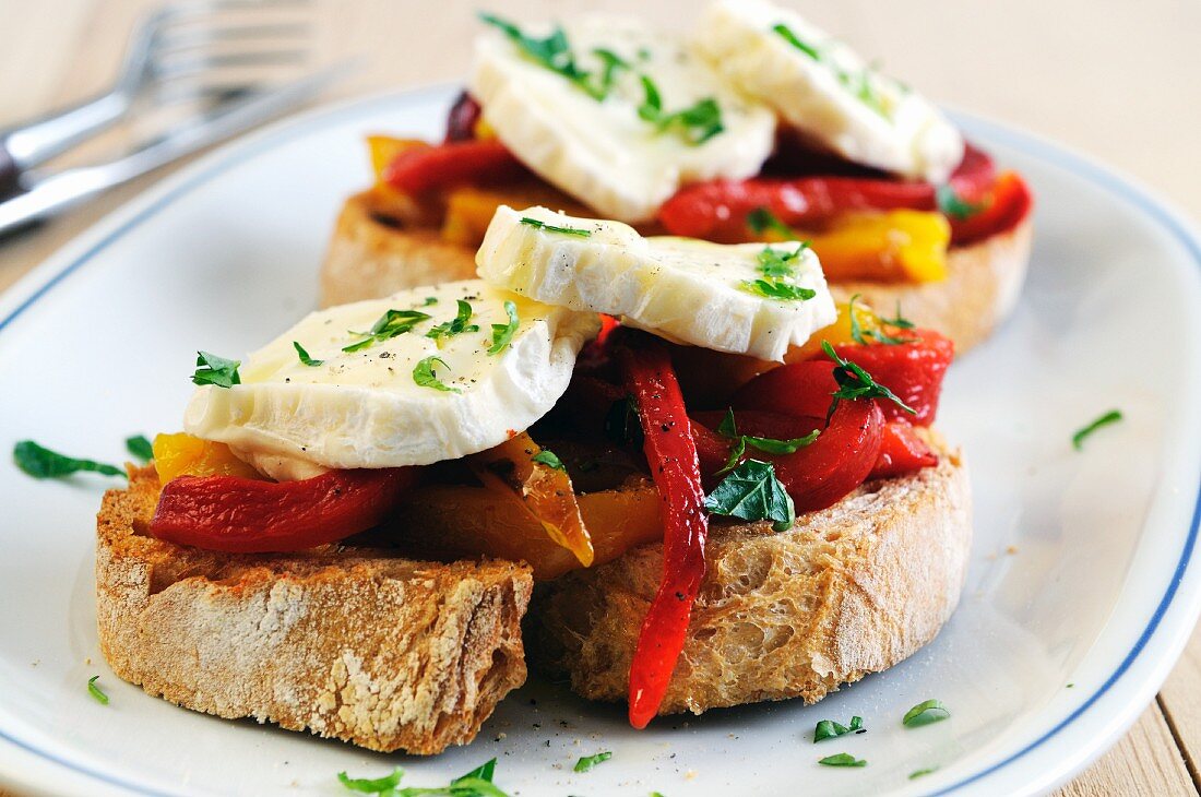 Bruschetta peperoni e caprino (Röstbrot Paprika & Ziegenkäse)