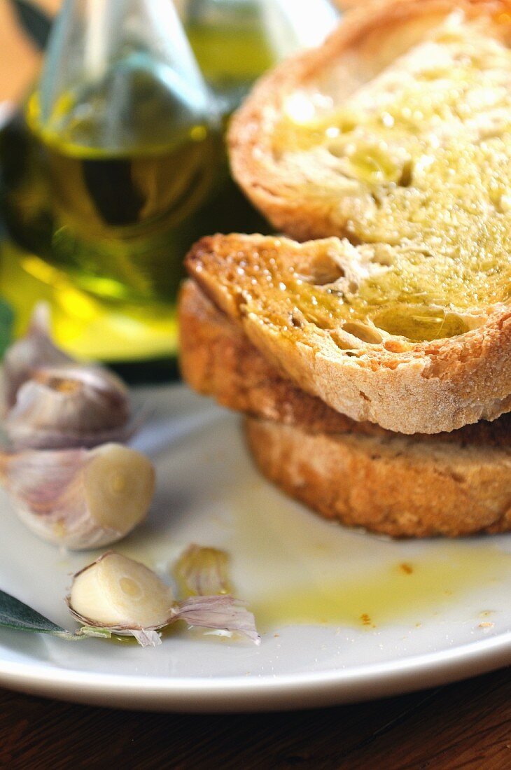 Bruschetta mit Olivenöl & Knoblauch (Nahaufnahme)