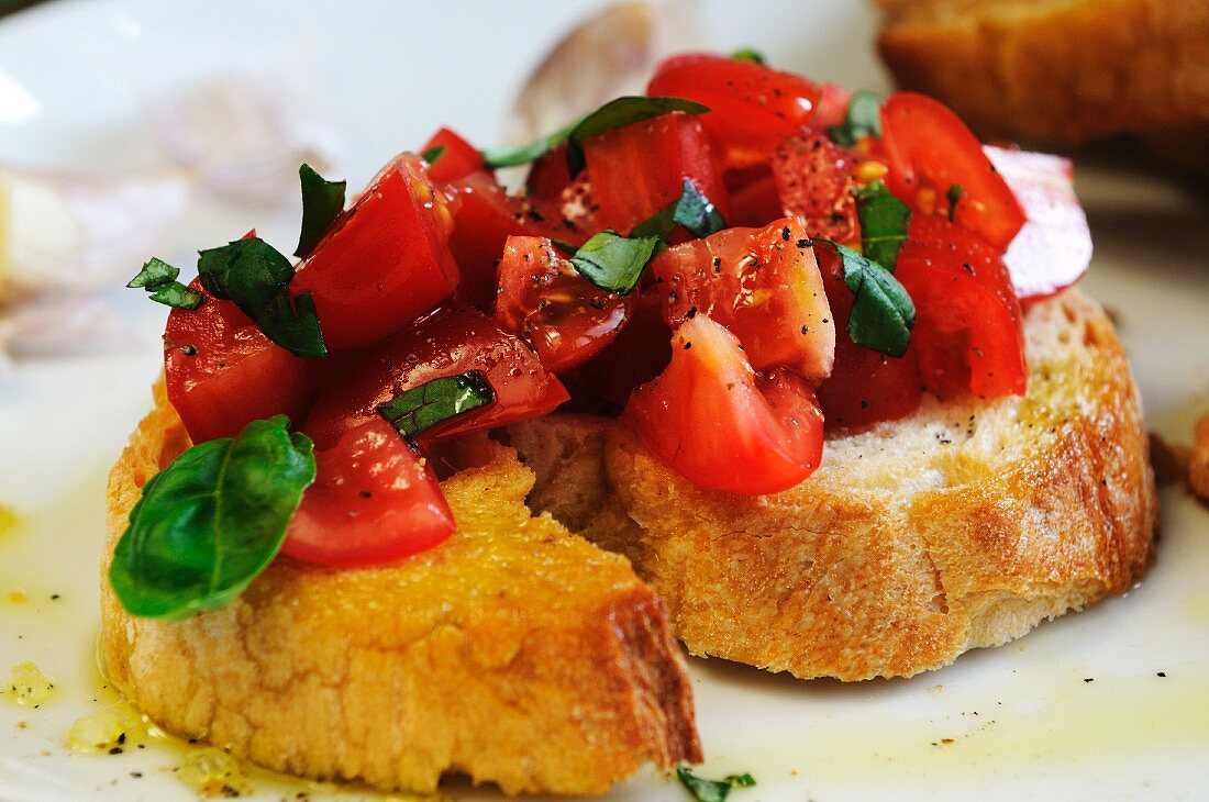 Bruschetta al pomodoro (toasted bread topped with tomato and basil)