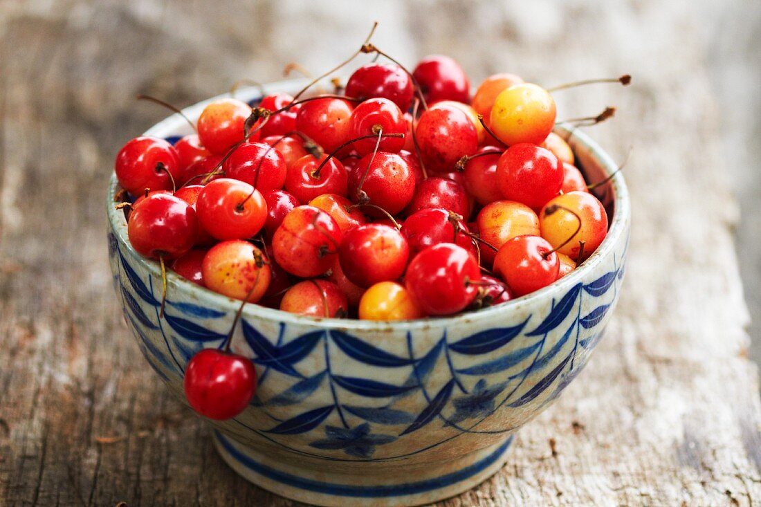 Fresh cherries in a ceramic bowl