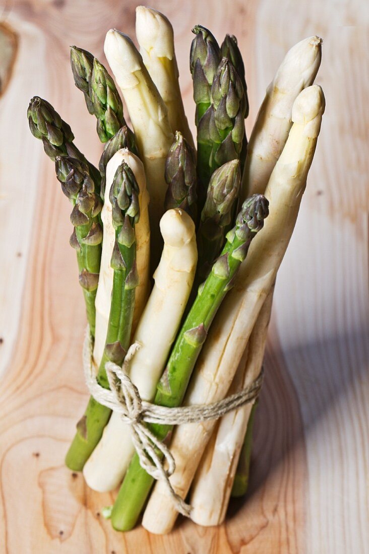 A bunch of green and white asparagus