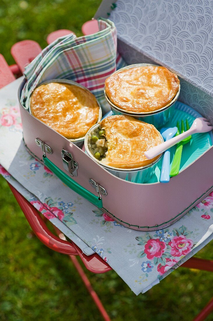 Minipies mit Hähnchen und Erbsen für ein Picknick
