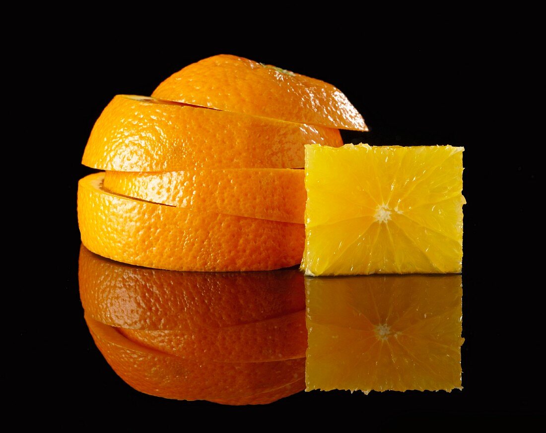 Gestapelte Orangenscheiben mit Fruchtfleischwürfel