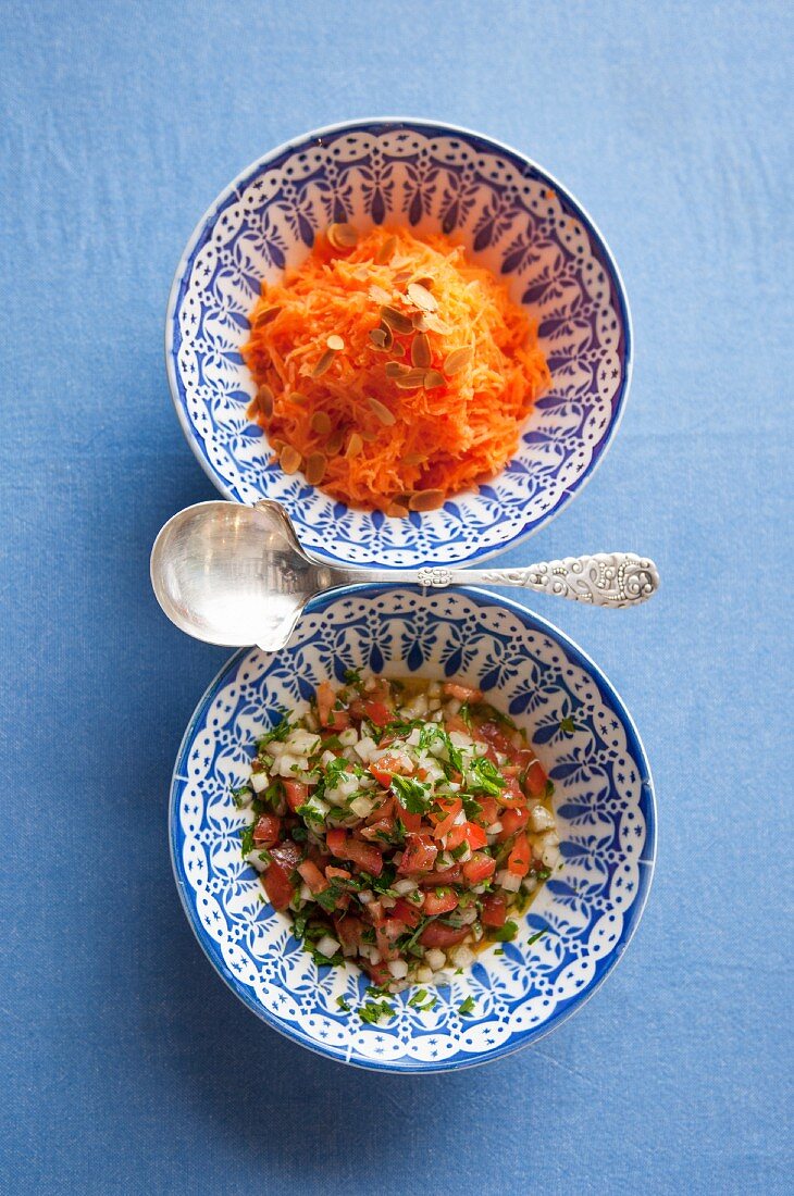 Möhren-Orangen-Salat und Tomatensalat mit Zwiebel und Petersilie