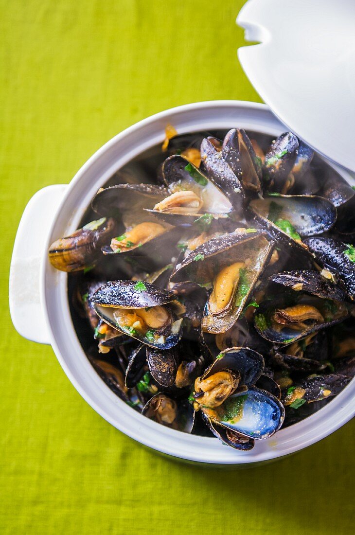 Mussels with garlic and coriander