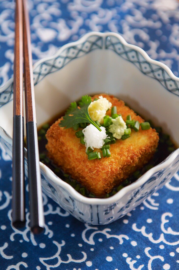 Gebackener Tofu mit Wasabi, Daikon und Kräuter