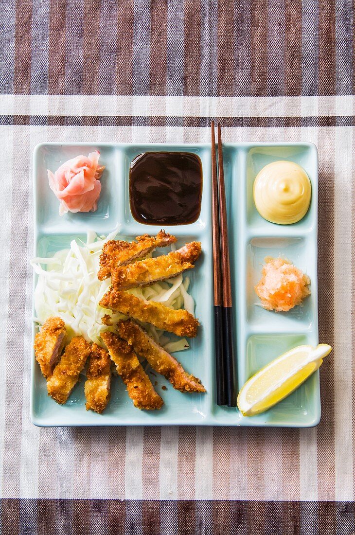 Tonkatsu mit Dips und Salat (Paniertes Schnitzel, Japan)